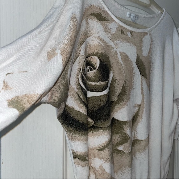 NEW YORK & COMPANY White Rose Floral Sweater Size Small - Picture 2 of 9